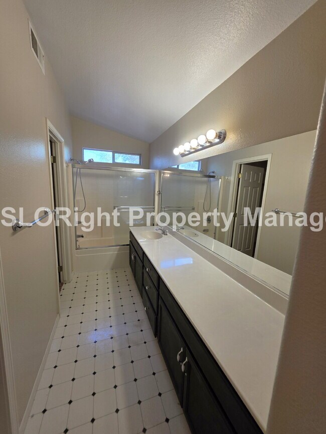 Building Photo - AVAILABLE NOW - Beautiful 4Bed, 2Bath Paso Robles Home