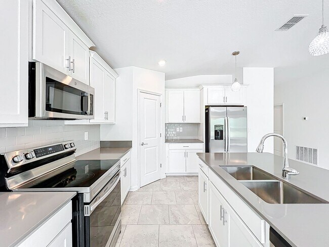 Building Photo - 4/2 Groveland Home with Solar Panels