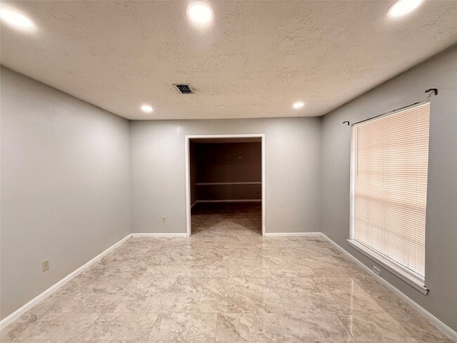 Building Photo - 9002 Sabastian Dr