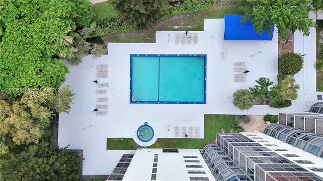 Building Photo - 20100 W Country Club Dr