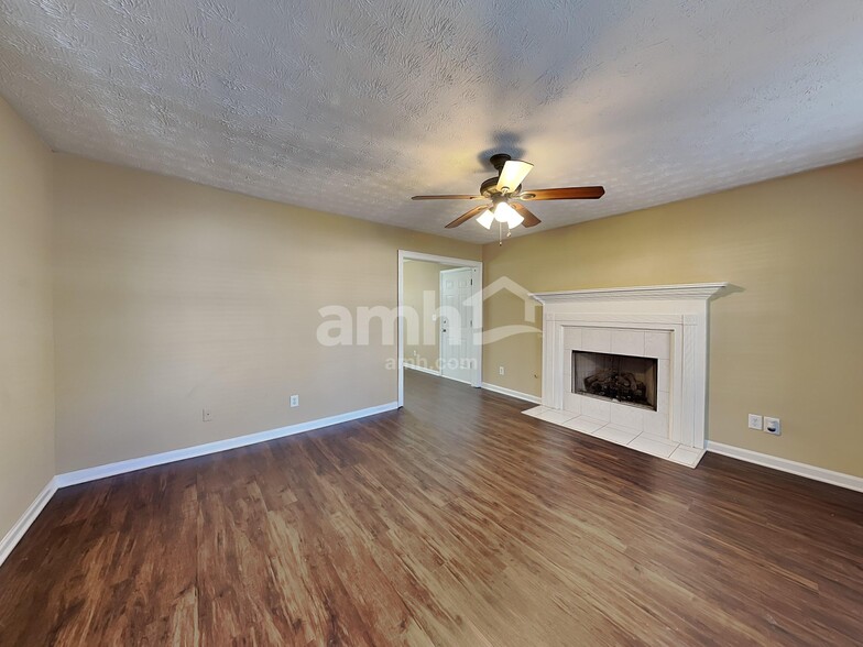 Building Photo - 685 Oxford Hall Dr SW