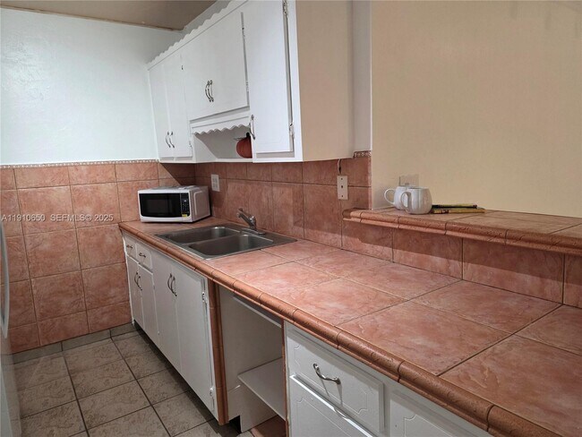 Building Photo - 10399 N Kendall Dr