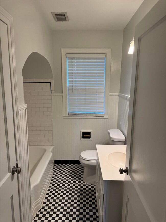 Building Photo - 193 Alexander St