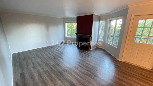 Building Photo - Lovely 2 BD | 2 BA Condo with Balcony - We...