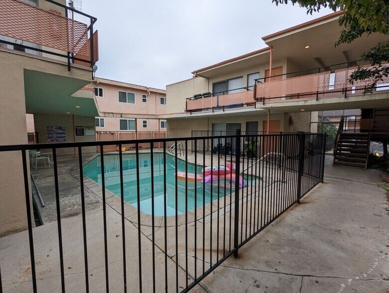 Building Photo - 6136 Fulton Ave