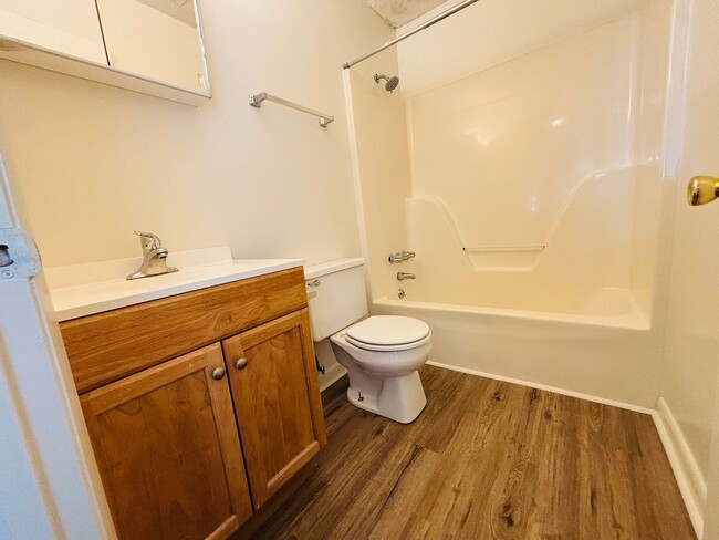 Building Photo - 3 Bedroom, 2 Bath Apartment