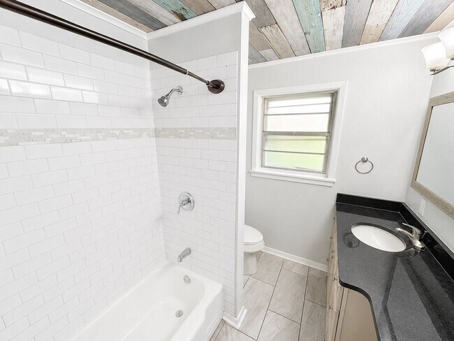 Building Photo - Charming 3-Bedroom Home with Spacious Backyard!