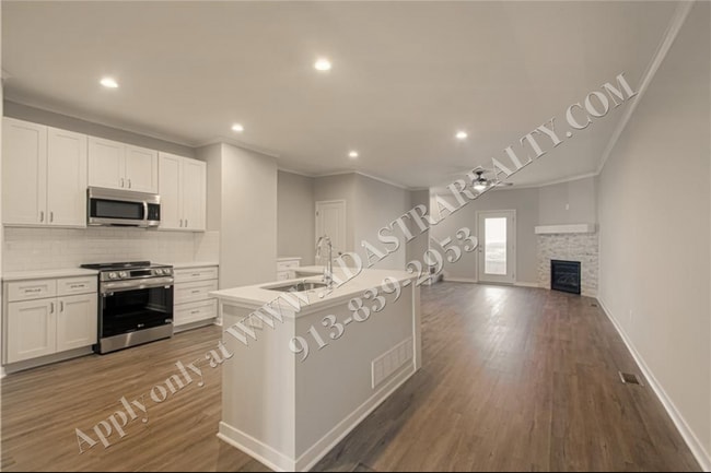 Building Photo - Brand New Townhome 3 Bed 2.5 Bath in Olath...