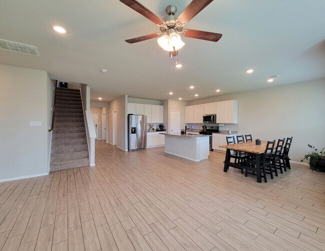 Building Photo - Beautifully updated 5-bedroom, 3.5-bath home located on a quiet cul-de-sac in a desirable Houston...