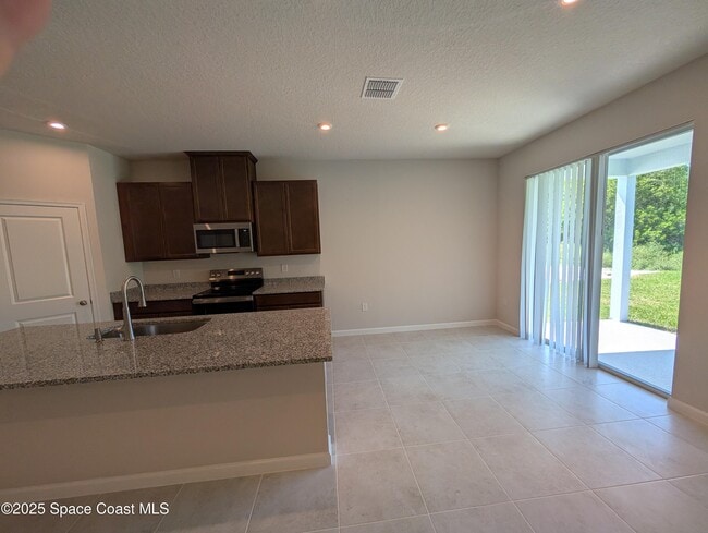 Building Photo - 2504 Landing Dr