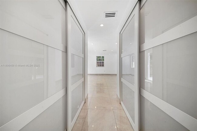 Building Photo - 427 W 45th St