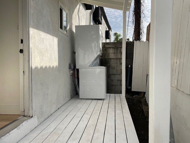 Building Photo - 1 MONTH FREE! 4 Bed 2 Bath in Echo Park with Back Patio