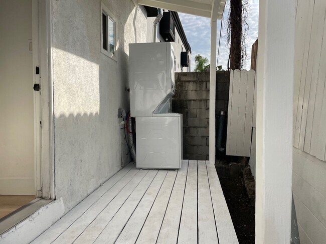 Building Photo - 4 Bed 2 Bath in Echo Park with Back Patio