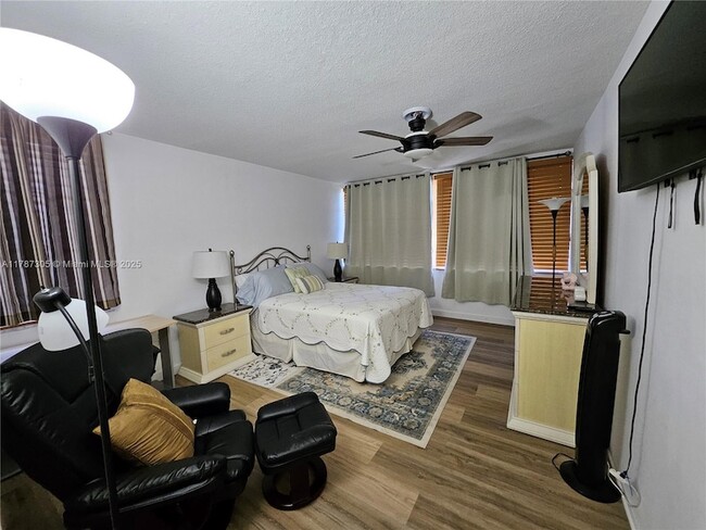 Building Photo - 1501 NE Miami Gardens Dr