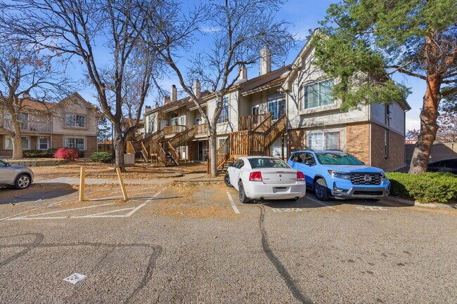 Building Photo - Open Concept Two Bed Two Bath Townhouse!