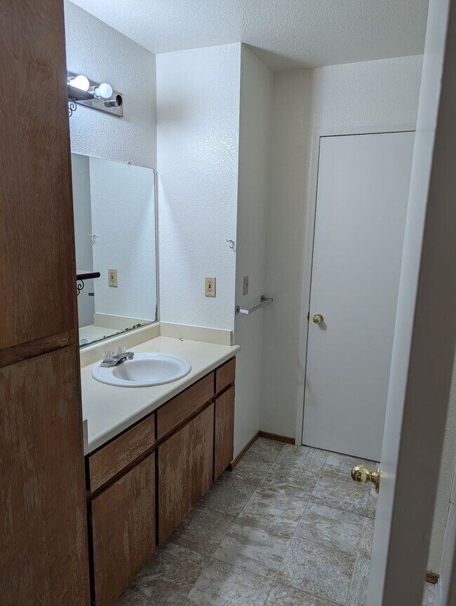Building Photo - Newly remodeled Townhouse