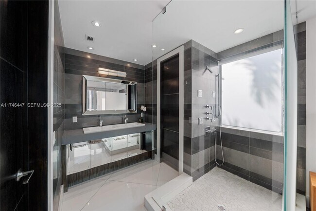 Building Photo - 227 E Dilido Dr