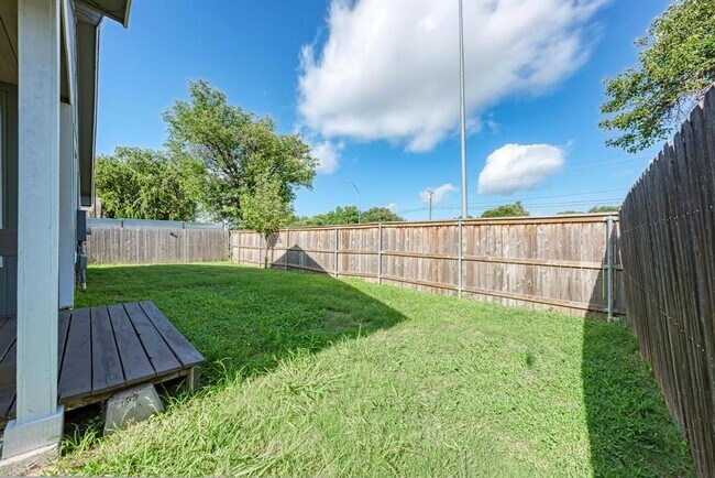 Building Photo - 2022 Balsam Way