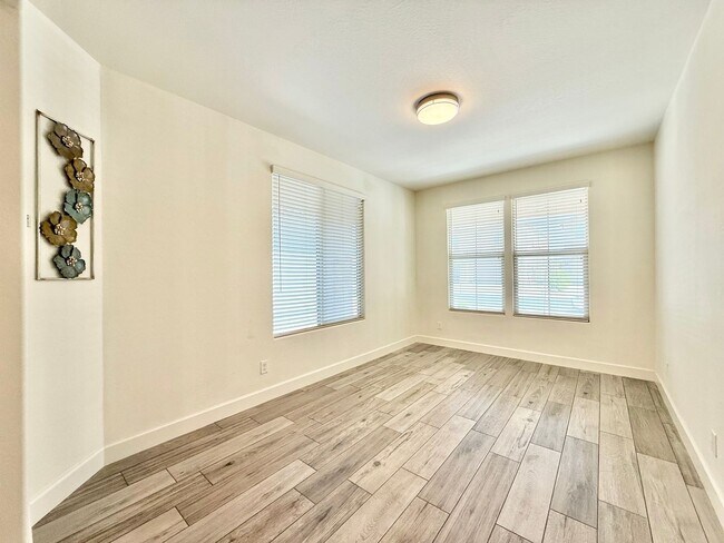 Building Photo - Charming 5-bed, 3-bath home with Pool/Spa ...