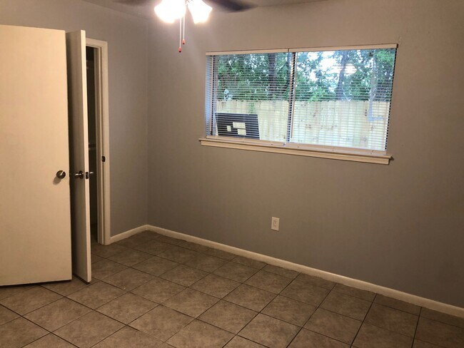 Building Photo - 10510 Kiber Dr