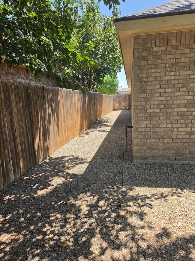 Building Photo - 7103 Kinghorn Dr