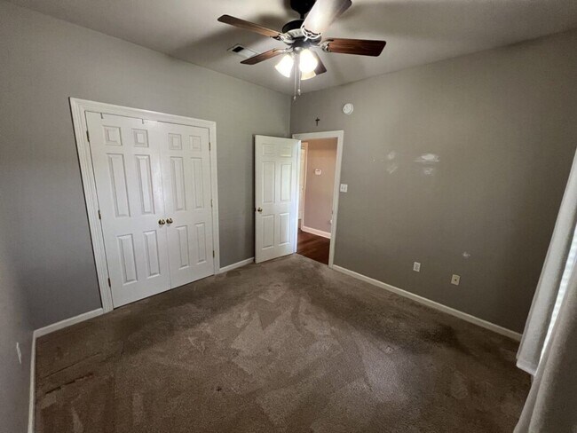 Building Photo - Location!  Location!  3 bedroom, 2 bath house in Beau Pre near LSU