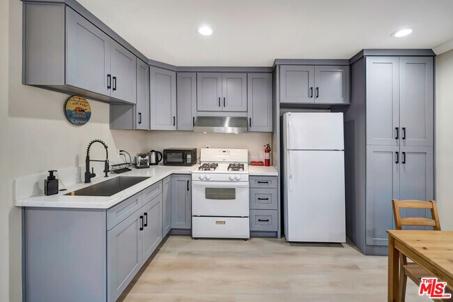 Building Photo - 5843 Vanalden Ave