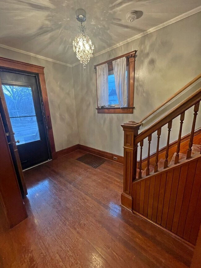 Building Photo - Three Bedroom House on Main St! | Parking, Laundry, and Central Air