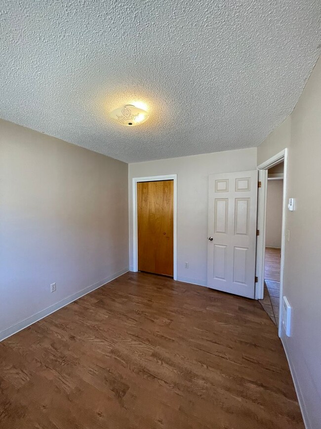 Building Photo - 2 bed 1 bath duplex - water, sewer and gar...