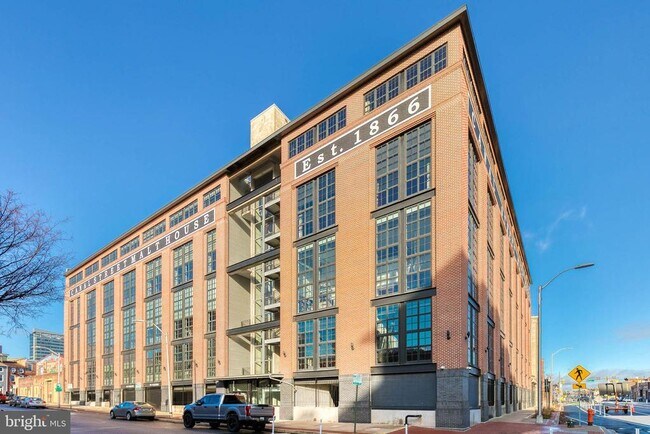 Building Photo - 1220 Bank St