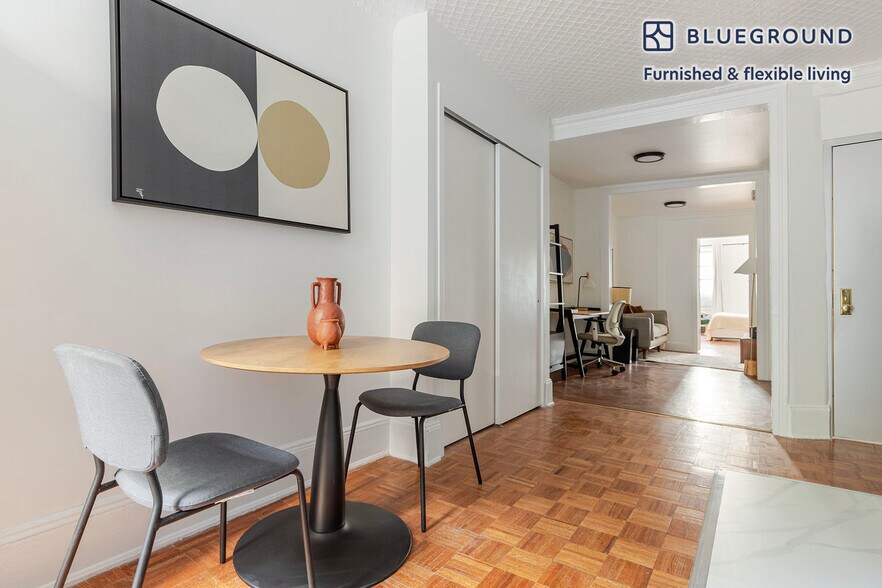 Building Photo - 327 E 10th St