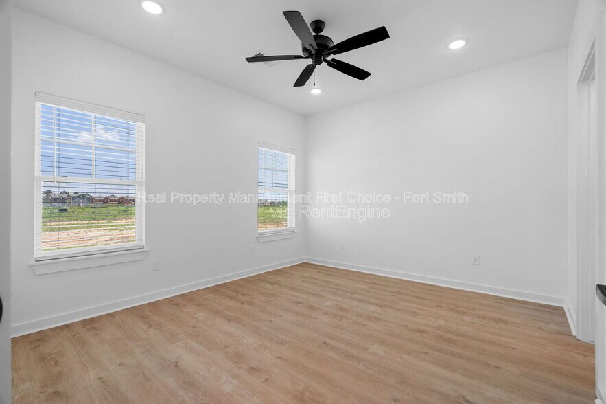 Building Photo - 8901 Cantera Dr