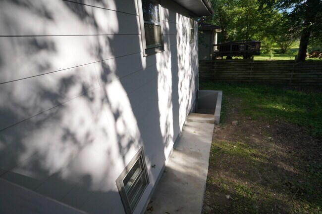 Building Photo - 1501 N Freund Ave