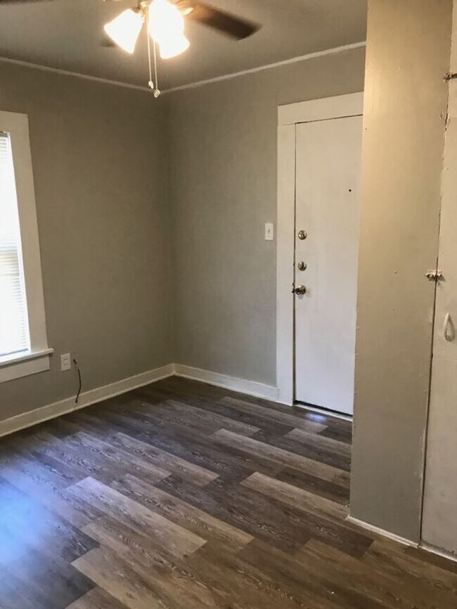 Building Photo - Newly Remodeled off Sayles