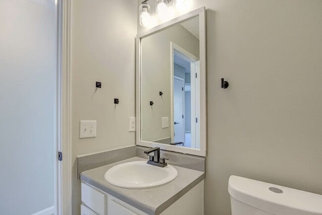 Building Photo - 404 Quartz Dr