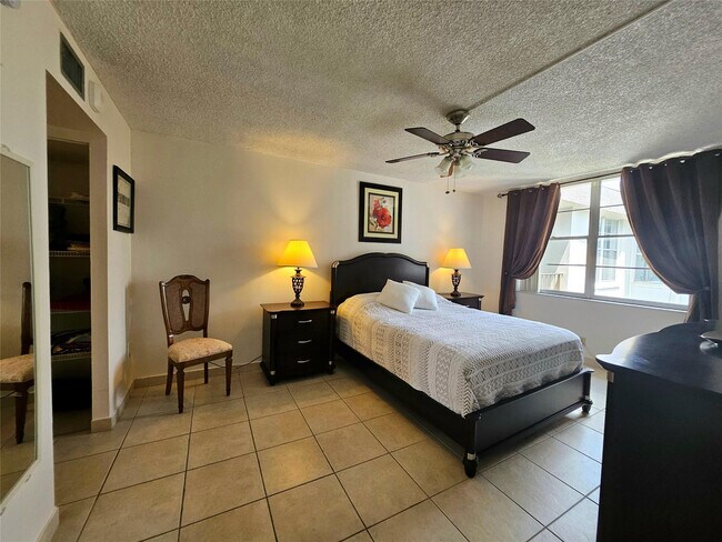 Building Photo - 4899 NW 26th Ct