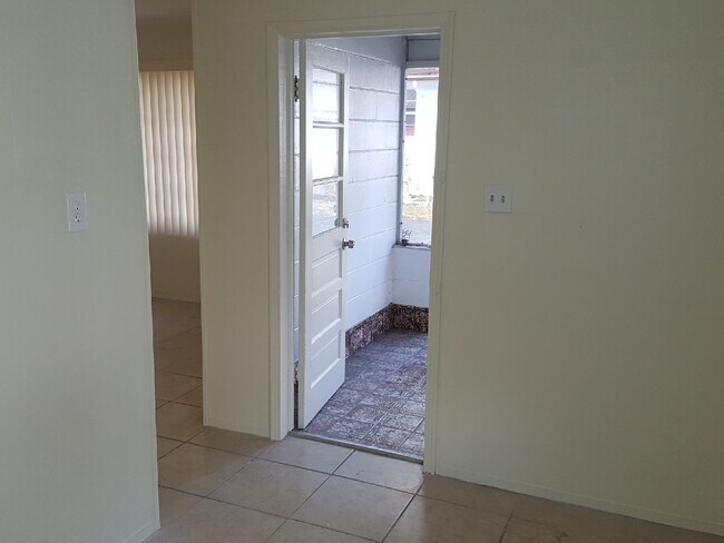 Building Photo - 2424 S Lake Letta Dr