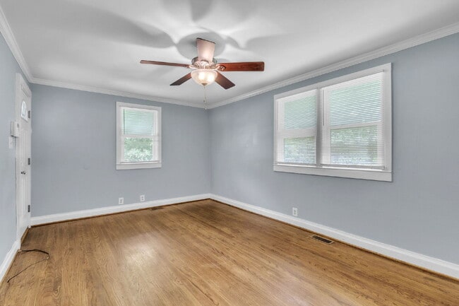 Building Photo - Cute Bungalow Style 2-Bedroom Haven with H...
