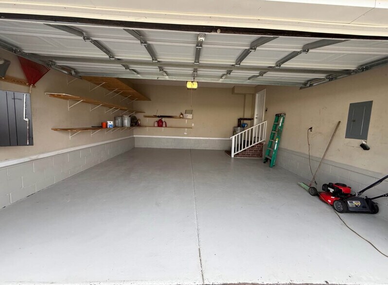 Double garage - 1509 Bridgeton Way
