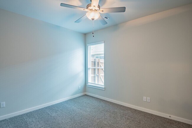 Building Photo - AVAILABLE NOW! GORGEOUS 4 BEDROOM DUPLEX L...