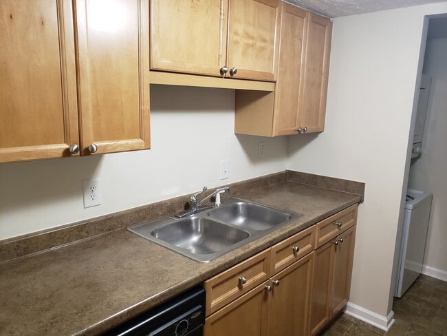 Building Photo - South Nashville Flat Overlooking Pool