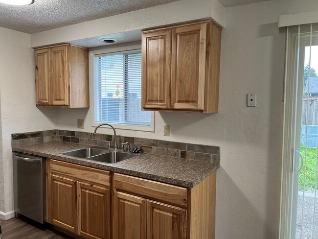 Building Photo - 2 bed 1 1/2 bath duplex in Springfield!