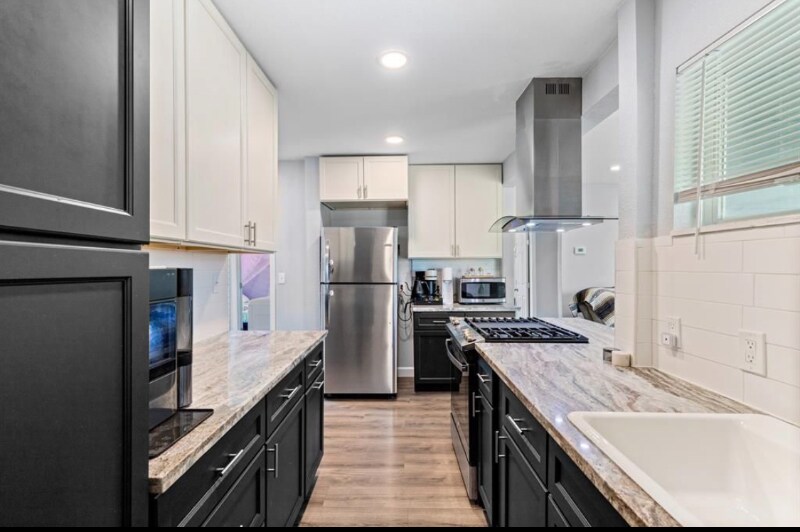 Building Photo - 9413 Clinton Dr