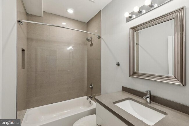 Building Photo - 814 N Uber St