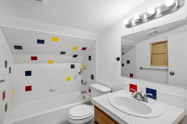 Building Photo - Beautiful 3-Bedroom, 3-Bath Home with a Huge Yard and Ample Parking