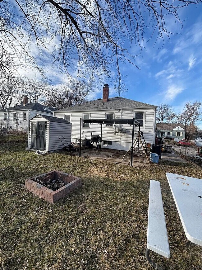 Building Photo - Massive Parking + Finished Basement Near UNMC & Downtown – $2,000/mo