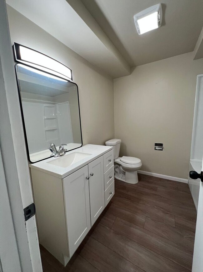 Building Photo - 1212 E Sylvan Ave