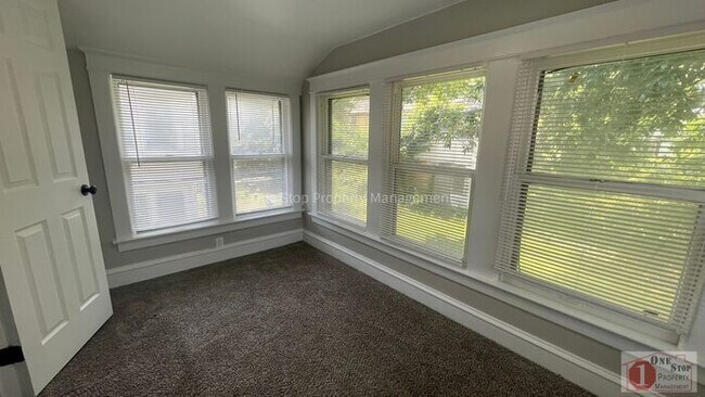 Building Photo - 3 Bedroom 1.5 Bathroom home in Kansas City!