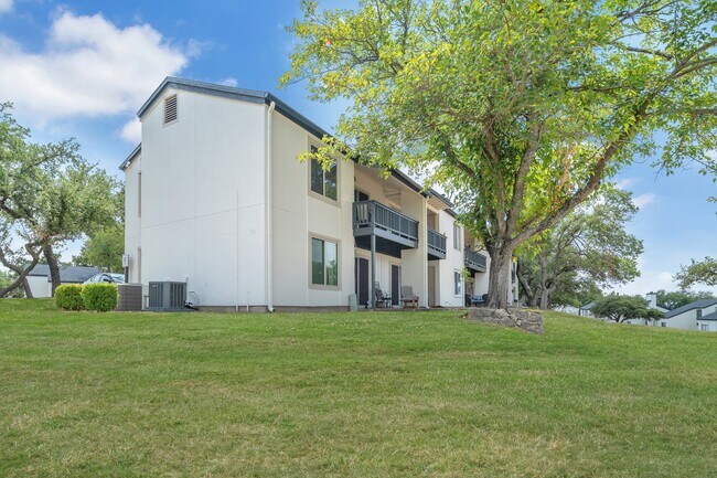 Building Photo - 1025 Parkview Dr