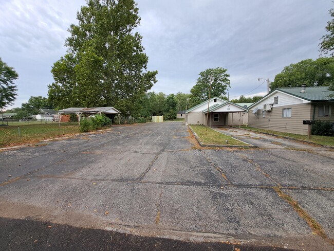 Building Photo - 1306 Iowa Ave